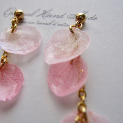 桜色の花びらピアス 2枚目の画像