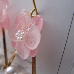 桜のトライアングルピアス 2枚目の画像