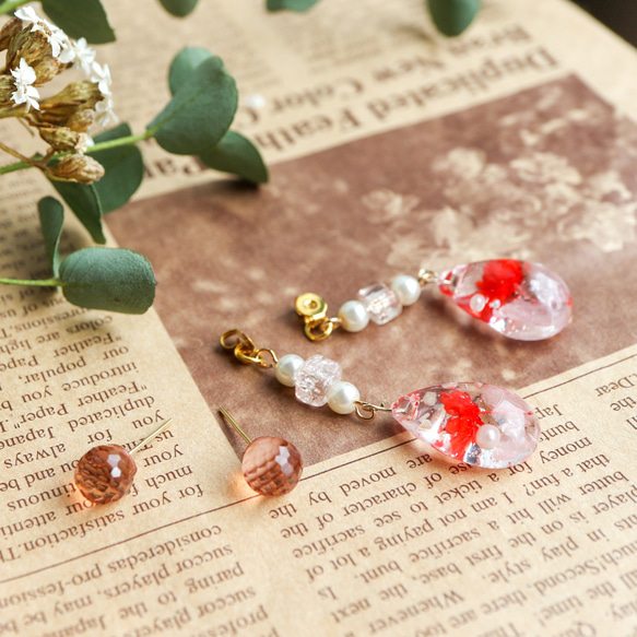 桜色ガラスビーズ×天然石×滴のフラワーピアス、イヤリング 4枚目の画像