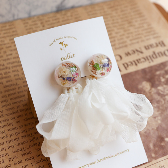 ホワイトふんわりシフォンタッセル×お花のピアス、イヤリング ピアス 