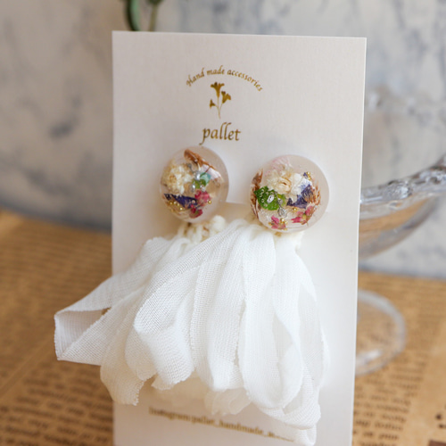 ホワイトふんわりシフォンタッセル×お花のピアス、イヤリング ピアス 