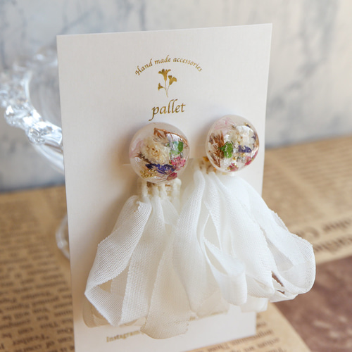 ホワイトふんわりシフォンタッセル×お花のピアス、イヤリング ピアス 