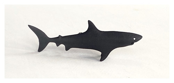 サメ (shark) ブローチ Mサイズ  黒 (ブラック) 3枚目の画像