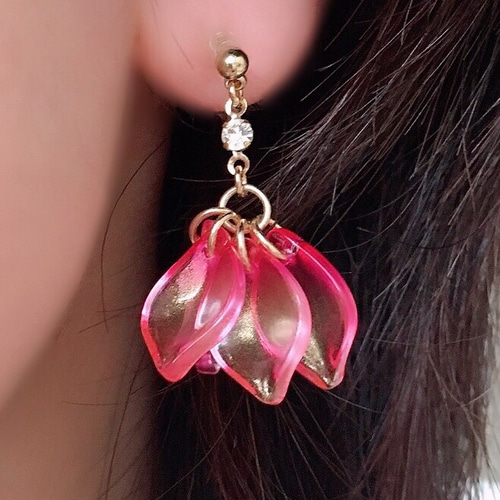 お色選択＊チェコガラスの花びらのイヤリング・ピアス イヤリング