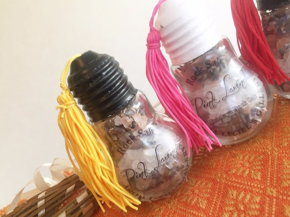 小さな電球のオシャレで可愛いＬＡＶＥＮＤＥＲの小瓶 2枚目の画像
