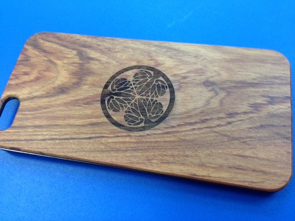 【ご自身の家紋を彫ります】iPhone天然木製薄型ケース（ローズウッド）織田・徳川・豊臣・真田・上杉・明智 3枚目の画像