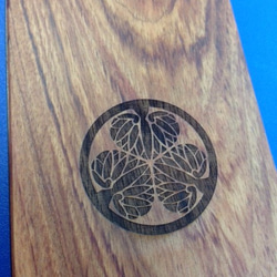 iPhone天然木製薄型ケース　戦国武将　家紋シリーズ　徳川家（葵紋） 2枚目の画像