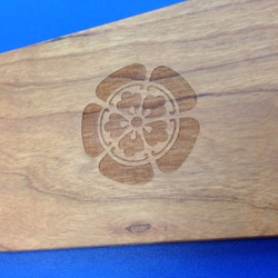 iPhone天然木製薄型ケース　戦国武将　家紋シリーズ　織田家（木瓜紋） 2枚目の画像