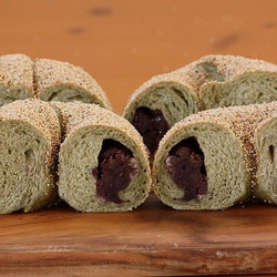 「お茶小豆（２個）」自家製天然酵母と国産小麦のベーグル 2枚目の画像