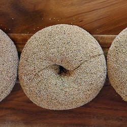 「お茶小豆（２個）」自家製天然酵母と国産小麦のベーグル 3枚目の画像