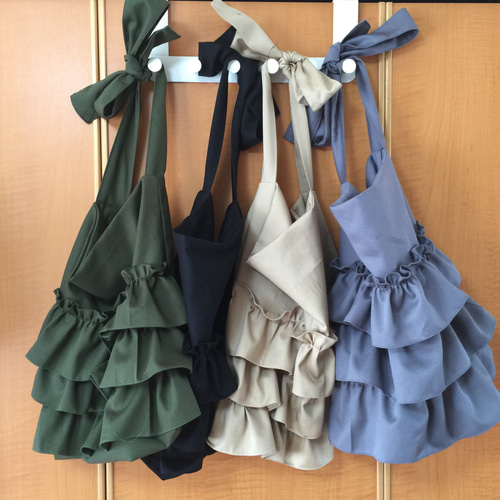 〘未使用〙〘素敵〙フリル付きグレーショルダー、ハンドバッグ BEBE ONLINE STORE｜【 ニコ☆プチ 掲載 】ギャザーフリル