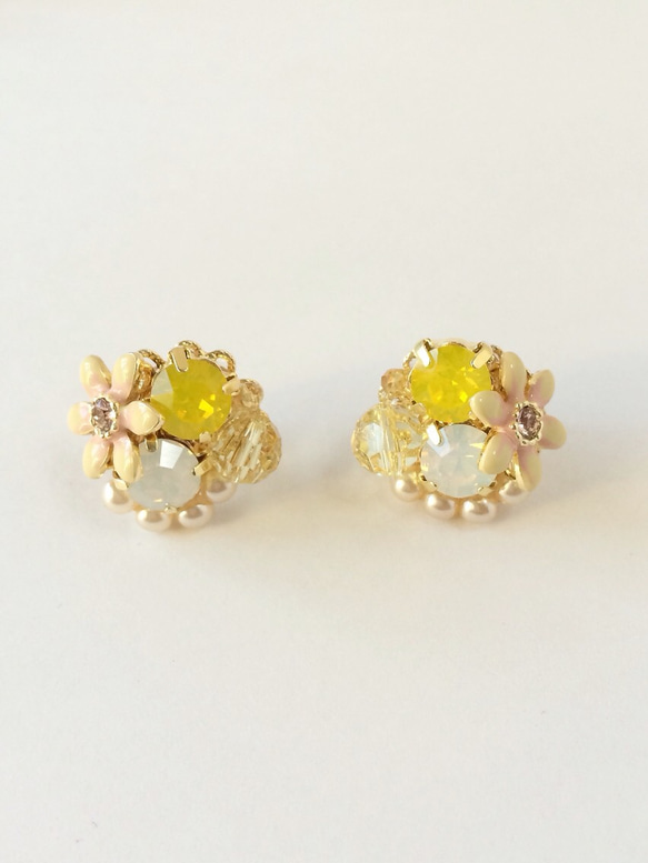 yellow bijou flower pierce 3枚目の画像