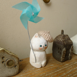 木彫り　淡いピンクのベレー帽を被った白猫　２ 3枚目の画像