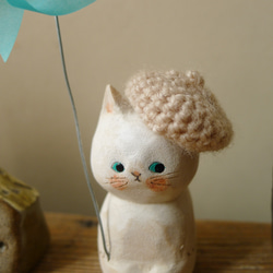 木彫り　淡いピンクのベレー帽を被った白猫　２ 4枚目の画像