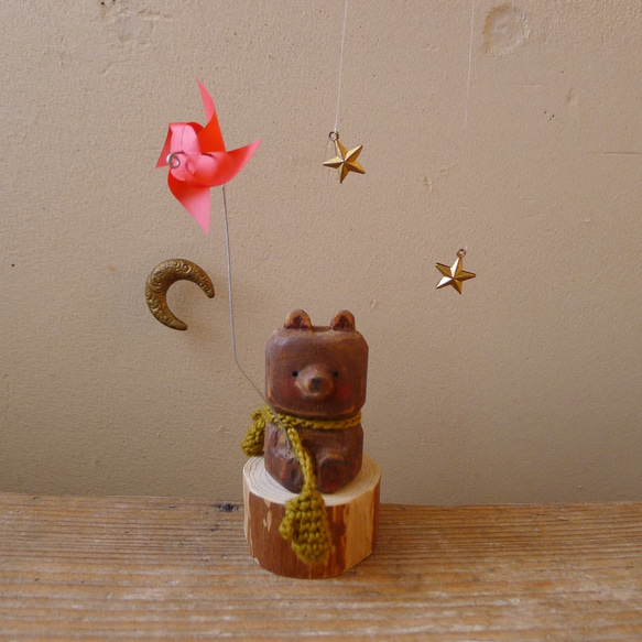 木彫り　ミトン付きマフラーを巻いた四角熊 1枚目の画像