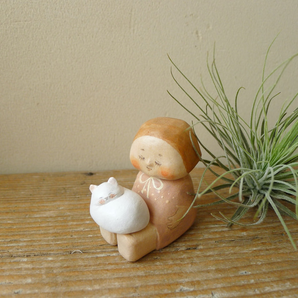 木彫りの女の子　「うたたね」（白猫付き） 1枚目の画像