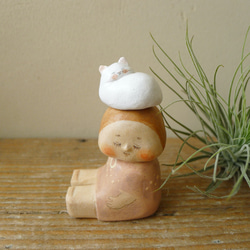 木彫りの女の子　「うたたね」（白猫付き） 2枚目の画像