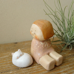 木彫りの女の子　「うたたね」（白猫付き） 4枚目の画像