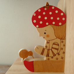 ブックエンド　「赤い帽子の女の子」 2枚目の画像