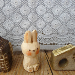 木彫り　ウサギ（白・１） 8枚目の画像