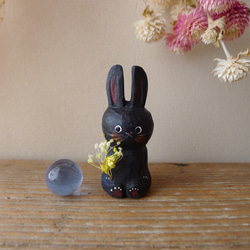 春の木彫り　ウサギ（黒） 1枚目の画像