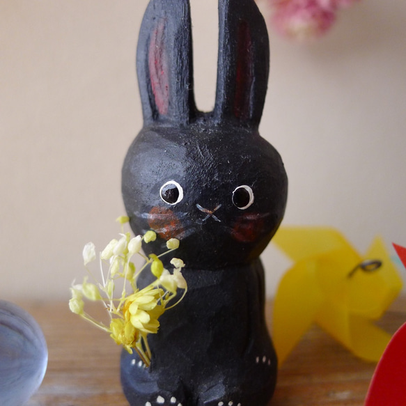 春の木彫り　ウサギ（黒） 2枚目の画像