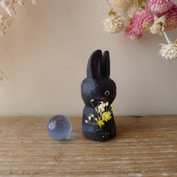 春の木彫り　ウサギ（黒） 3枚目の画像