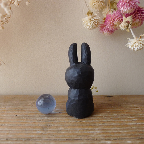 春の木彫り　ウサギ（黒） 5枚目の画像