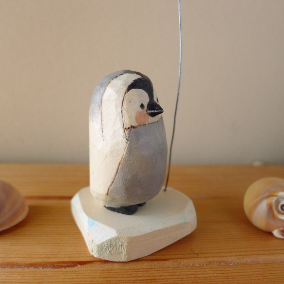 木彫り　ペンギン・「こりゃまた失礼いたしました！」 4枚目の画像