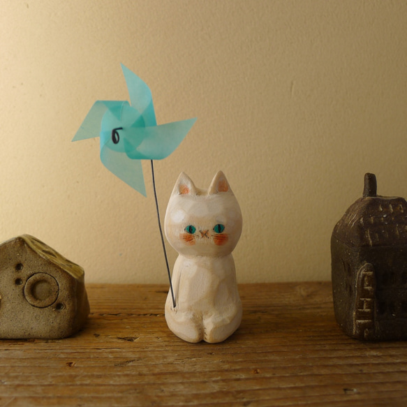 木彫り（風車）　白猫 1枚目の画像