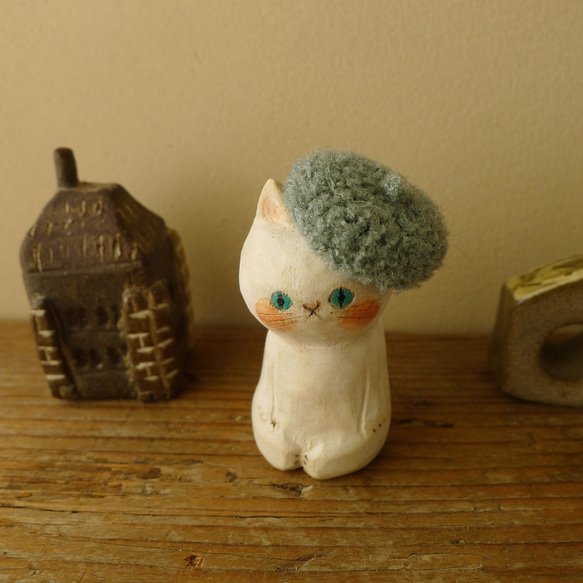 冬の木彫り・くすんだ水色のベレー帽を被った白猫 2枚目の画像