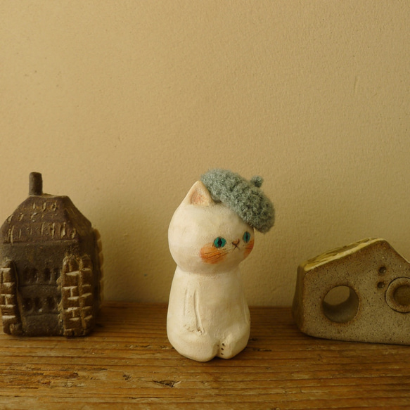 冬の木彫り・くすんだ水色のベレー帽を被った白猫 4枚目の画像