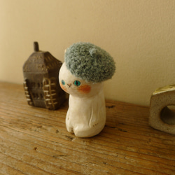 冬の木彫り・くすんだ水色のベレー帽を被った白猫 5枚目の画像