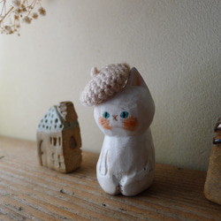 『木彫り』淡いピンクのベレー帽を被った白猫 3枚目の画像