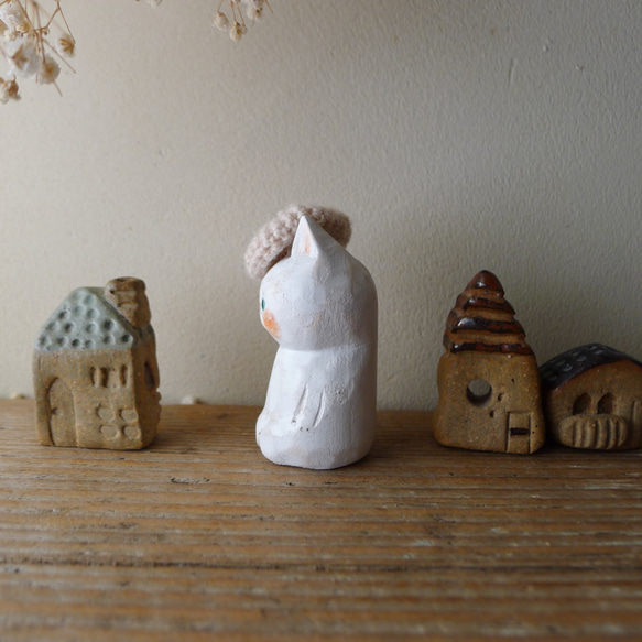 『木彫り』淡いピンクのベレー帽を被った白猫 5枚目の画像