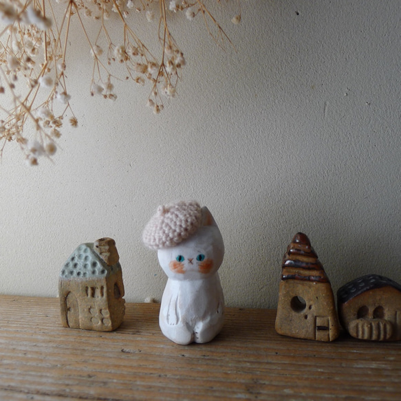 『木彫り』淡いピンクのベレー帽を被った白猫 8枚目の画像