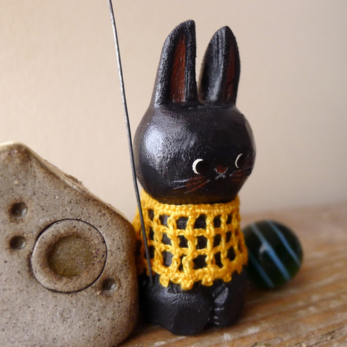 木彫りの、花とウサギさん 木彫り・お婆ちゃんのショールを前掛けにしたウサギ（黒