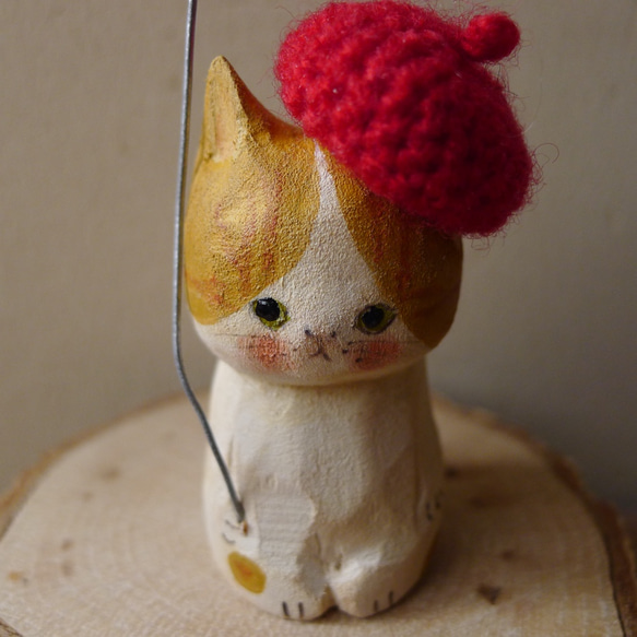 木彫り　真っ赤なベレー帽を被ったハチワレ猫（茶） 2枚目の画像