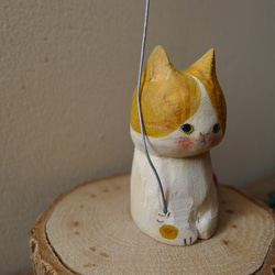 木彫り　真っ赤なベレー帽を被ったハチワレ猫（茶） 4枚目の画像
