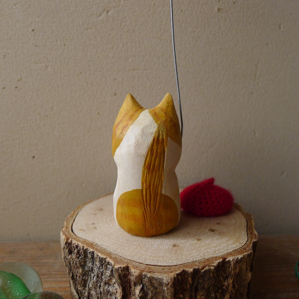 木彫り　真っ赤なベレー帽を被ったハチワレ猫（茶） 5枚目の画像