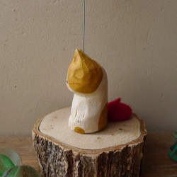 木彫り　真っ赤なベレー帽を被ったハチワレ猫（茶） 6枚目の画像