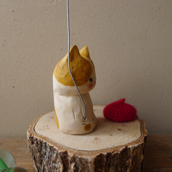 木彫り　真っ赤なベレー帽を被ったハチワレ猫（茶） 7枚目の画像