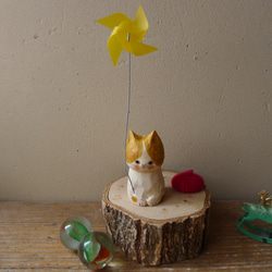 木彫り　真っ赤なベレー帽を被ったハチワレ猫（茶） 8枚目の画像