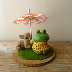 六月の木彫り・カエルB「レースの前掛け巻きました。」 その他