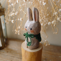 木彫り・お婆ちゃんのショールを羽織ったウサギ（グレー） 2枚目の画像