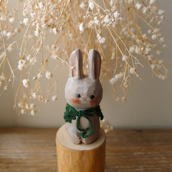 木彫り・お婆ちゃんのショールを羽織ったウサギ（グレー） 3枚目の画像