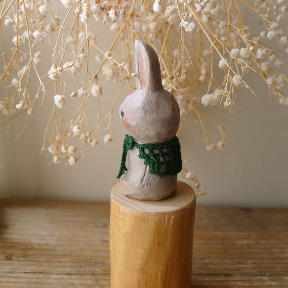 木彫り・お婆ちゃんのショールを羽織ったウサギ（グレー） 5枚目の画像