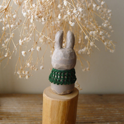 木彫り・お婆ちゃんのショールを羽織ったウサギ（グレー） 7枚目の画像