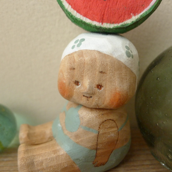 木彫りの女の子　「ビキニちゃん」（スイカ） 2枚目の画像