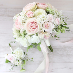 ピンクと白、グリーンのナチュラルラウンドクラッチ風ブーケ ブーケ